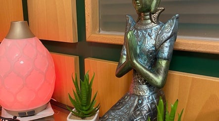 Escultura y difusor en Samy Therapy Zone, A Coruña, ES, crean un ambiente sereno.