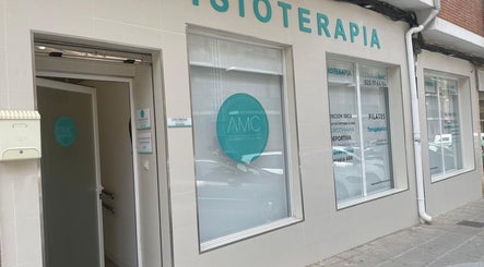 Entrada de AMC Pilates en Toledo, Castilla-la Mancha, ES con cartel de fisioterapia visible.