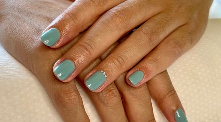 Unhas verdes decoradas no Bárbara Fernandes Studio, Pontével, Santarém, PT.