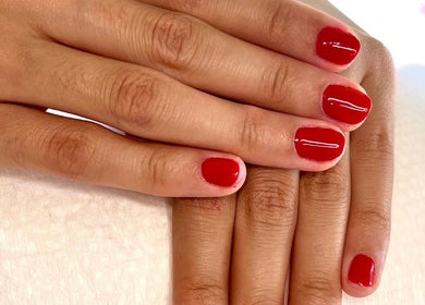 Esmalte vermelho vibrante no Bárbara Fernandes Studio, Pontével, Santarém, PT. Beleza e elegância garantidas.