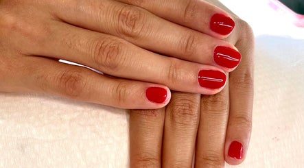 Esmalte vermelho vibrante no Bárbara Fernandes Studio, Pontével, Santarém, PT. Beleza e elegância garantidas.