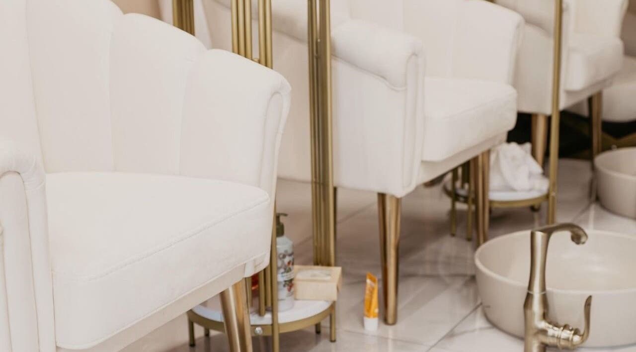 Chaises de spa luxueuses chez Oumayma Beauty à Auxerre, Bourgogne-franche-comté, FR pour soins de bien-être.