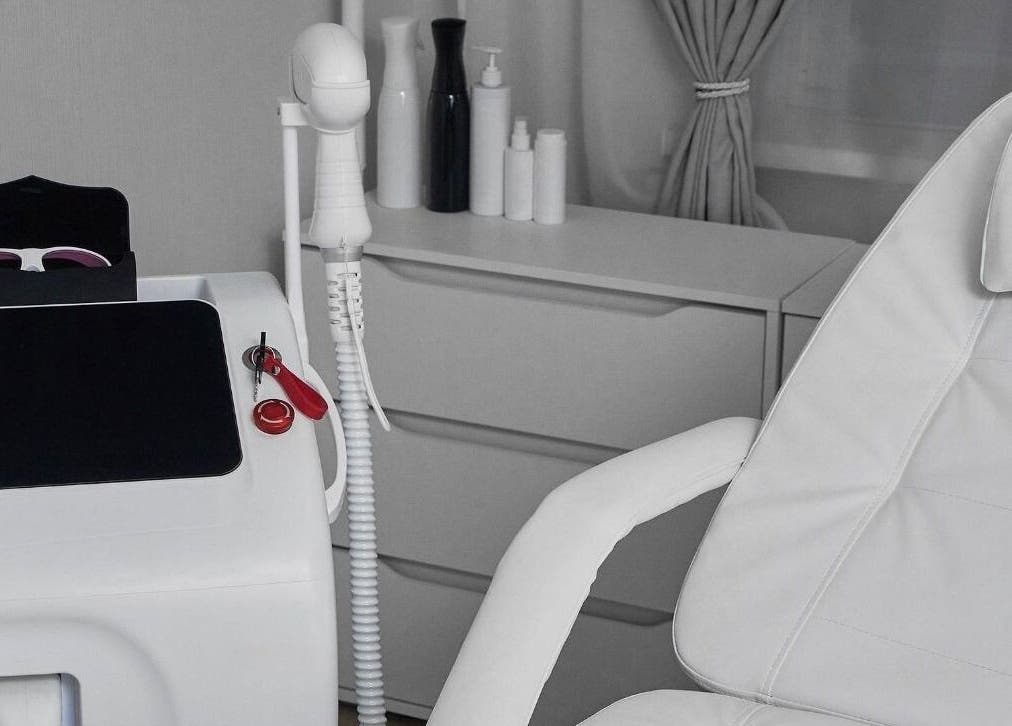 Salle de traitement moderne chez Oumayma beauty à Auxerre, Bourgogne-franche-comté, FR.