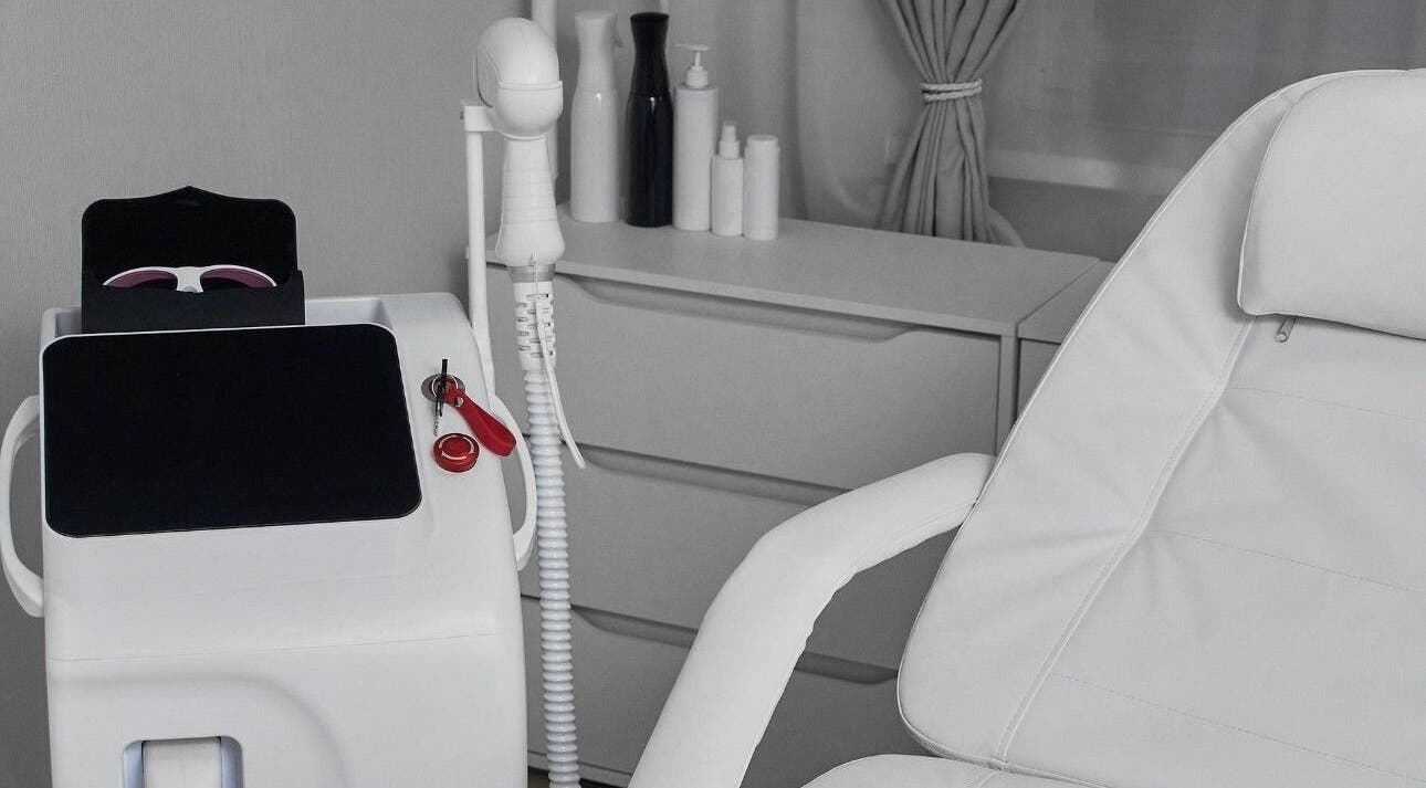 Salle de traitement moderne chez Oumayma beauty à Auxerre, Bourgogne-franche-comté, FR.