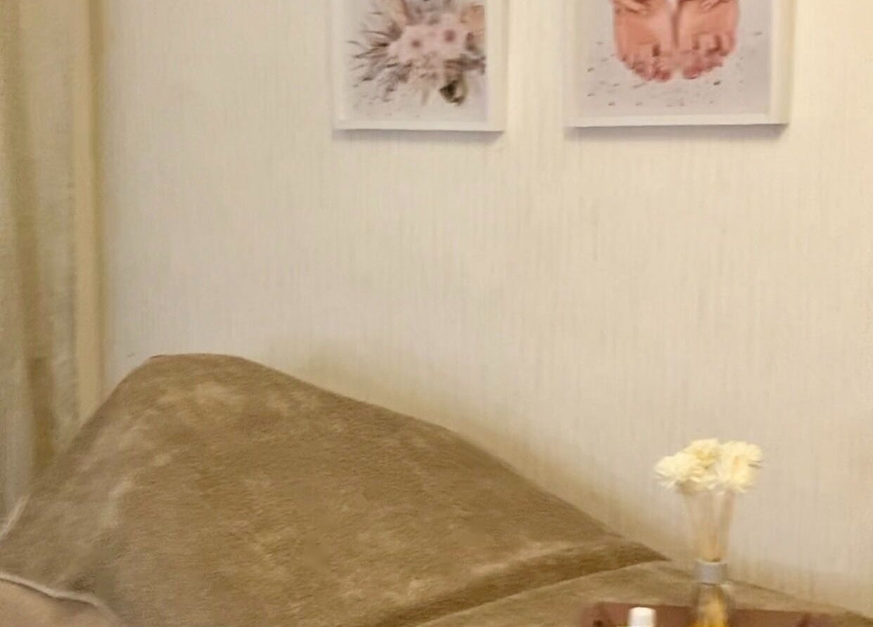 Salle de soins paisible chez Oumay beauty, Auxerre, Bourgogne-franche-comté, FR décorée de tableaux.