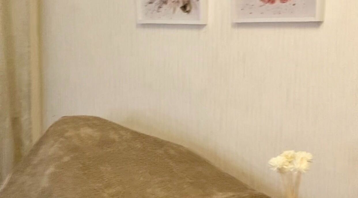 Salle de soins paisible chez Oumay beauty, Auxerre, Bourgogne-franche-comté, FR décorée de tableaux.