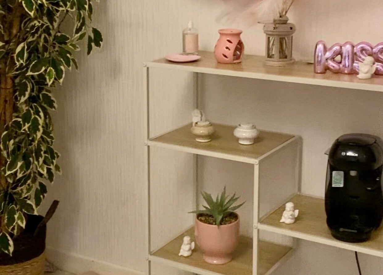 Intérieur apaisant à Oumay beauty, Auxerre, Bourgogne-franche-comté, FR avec décoration zen et plante verte.