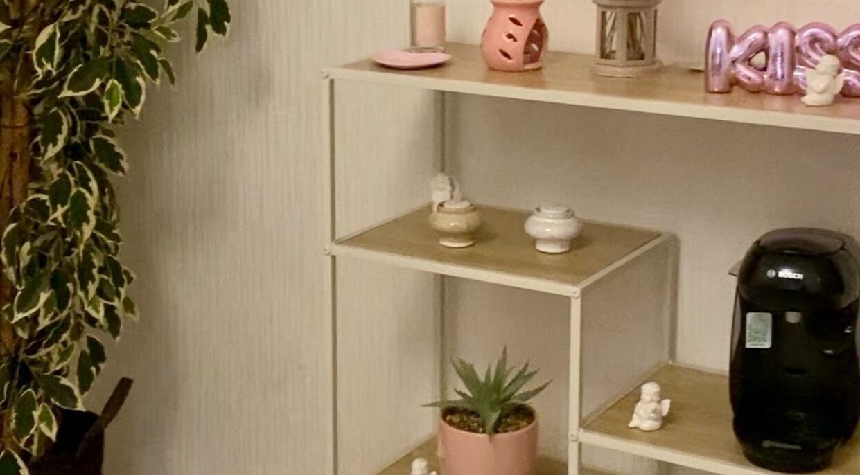 Intérieur apaisant à Oumay beauty, Auxerre, Bourgogne-franche-comté, FR avec décoration zen et plante verte.