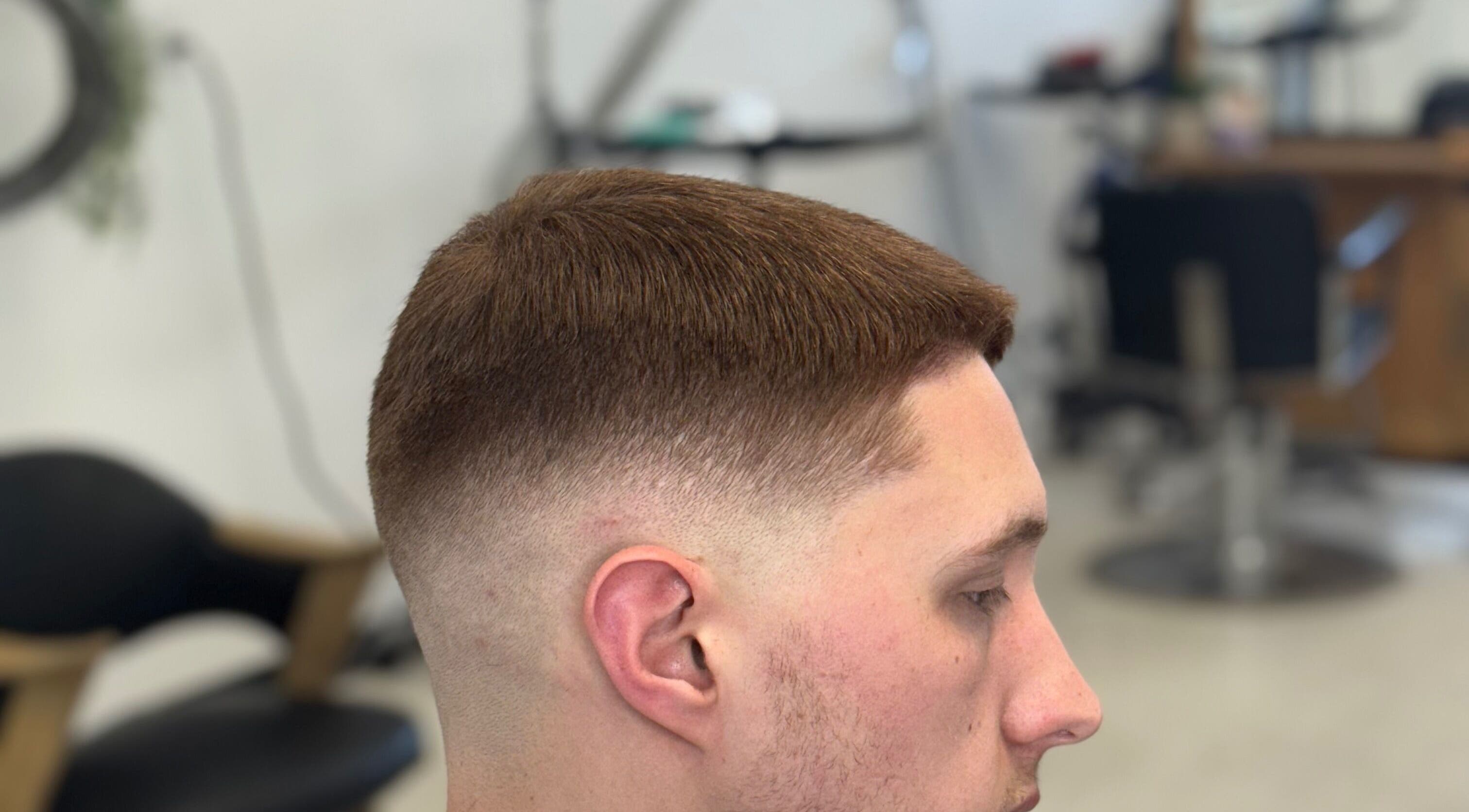 Homme avec une coupe dégradée à Aimed Barber, Hawkesbury, Ontario, CA. Style moderne et soigné.