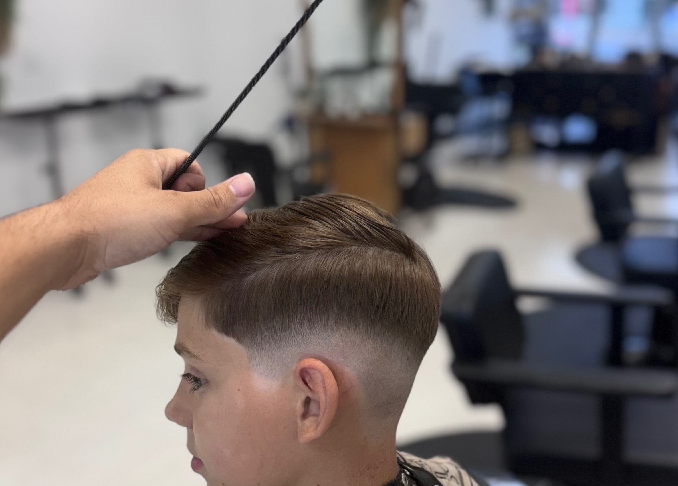 Jeune client recevant une coupe stylée chez Aimed Barber, Hawkesbury, Ontario, CA.