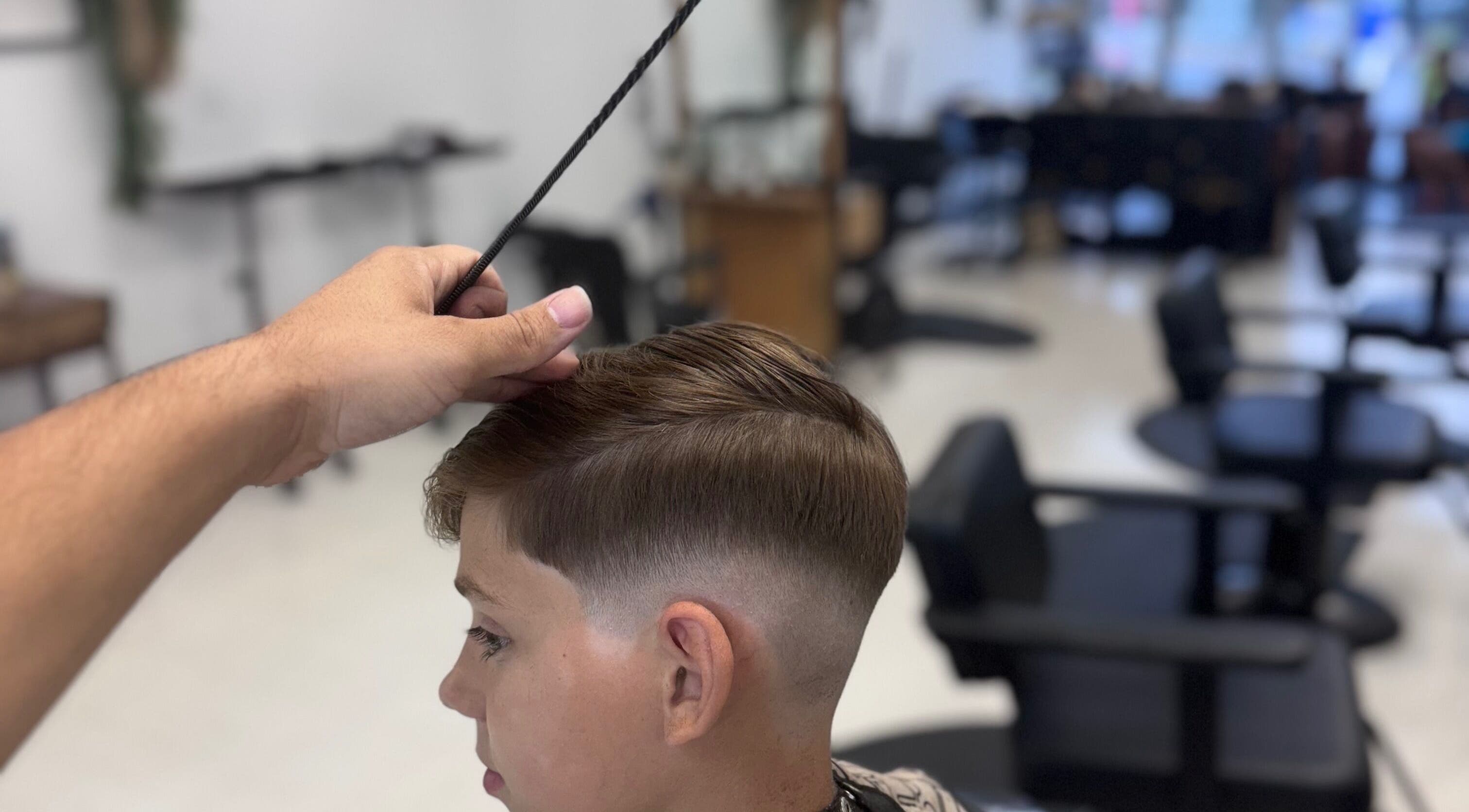 Jeune client recevant une coupe stylée chez Aimed Barber, Hawkesbury, Ontario, CA.