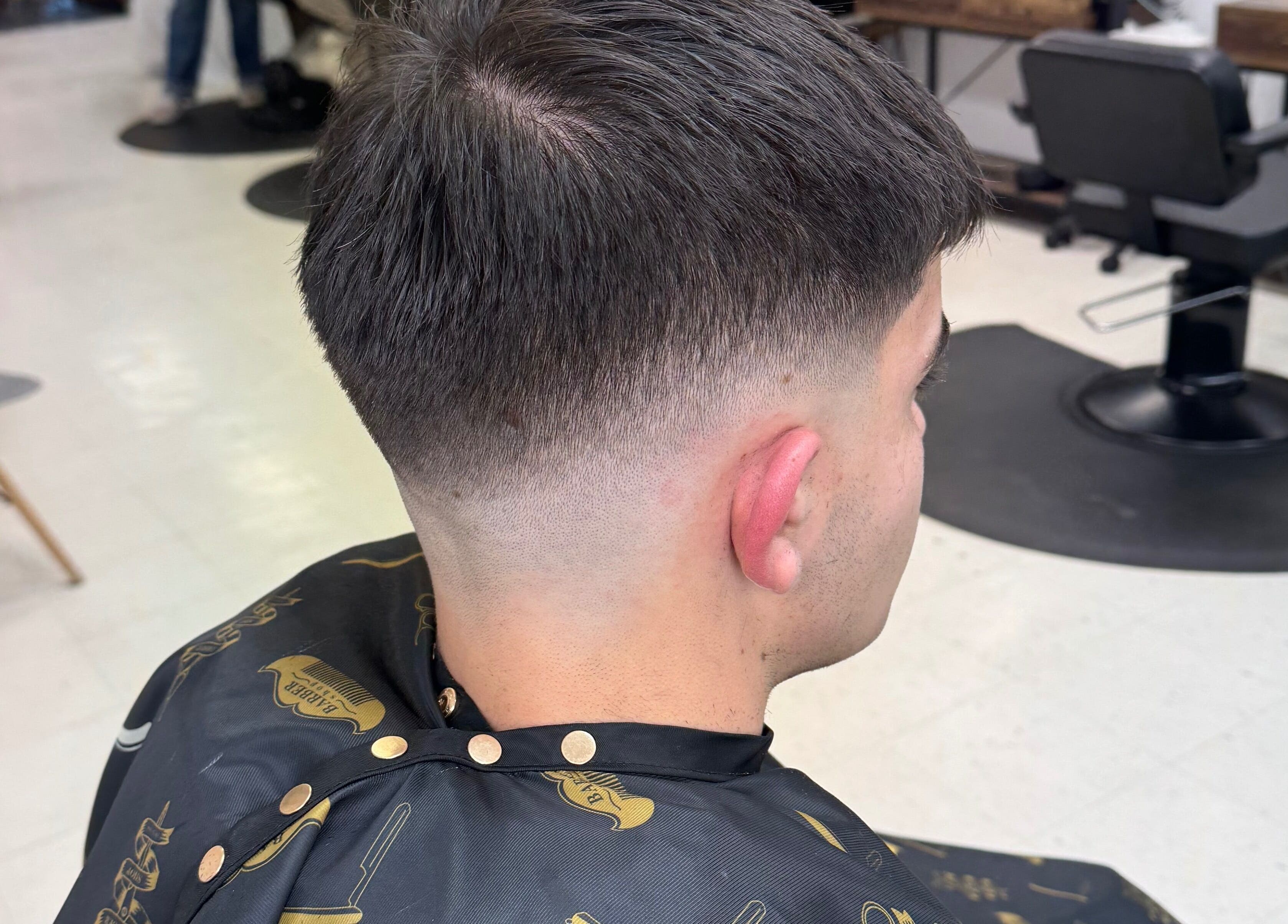 Coupe moderne chez Aimed barber, à Hawkesbury, Ontario, CA. Style raffiné et tendance dans un salon accueillant.