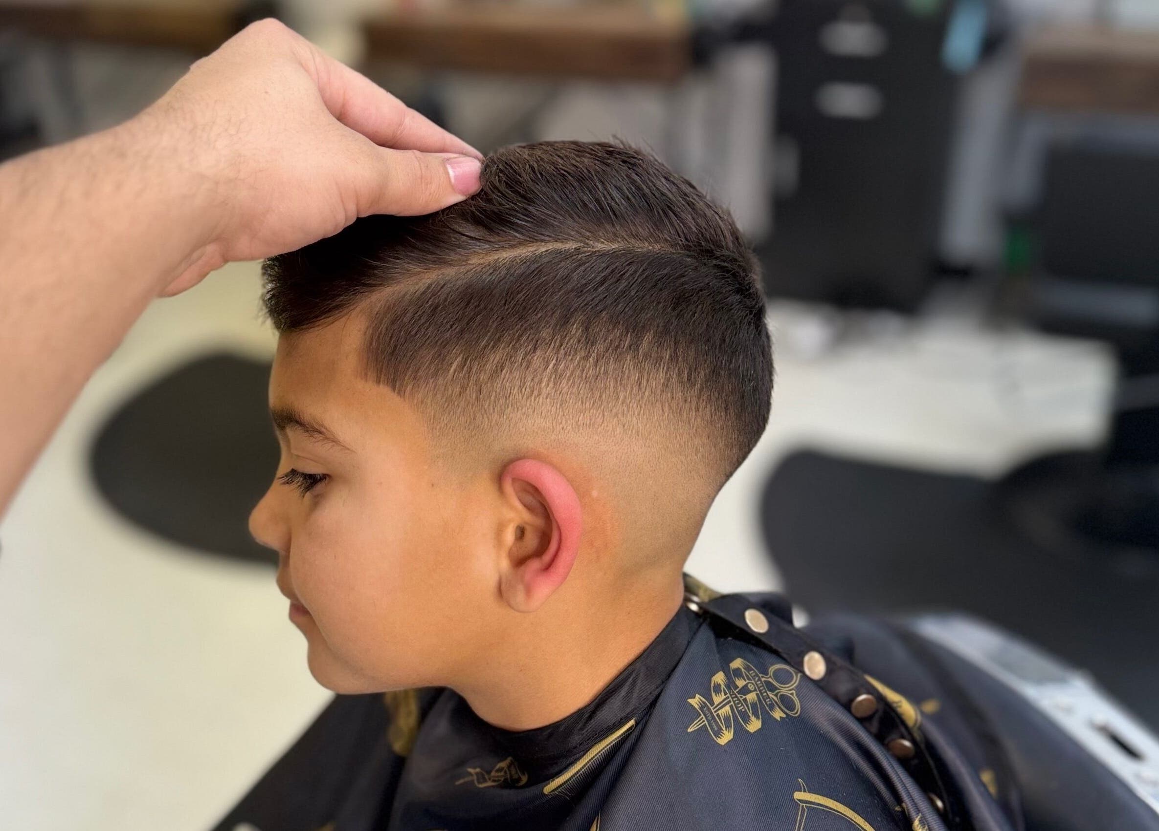 Coiffure moderne pour garçon à Aimed Barber, Hawkesbury, Ontario, CA. Style précis et tendance pour jeunes.