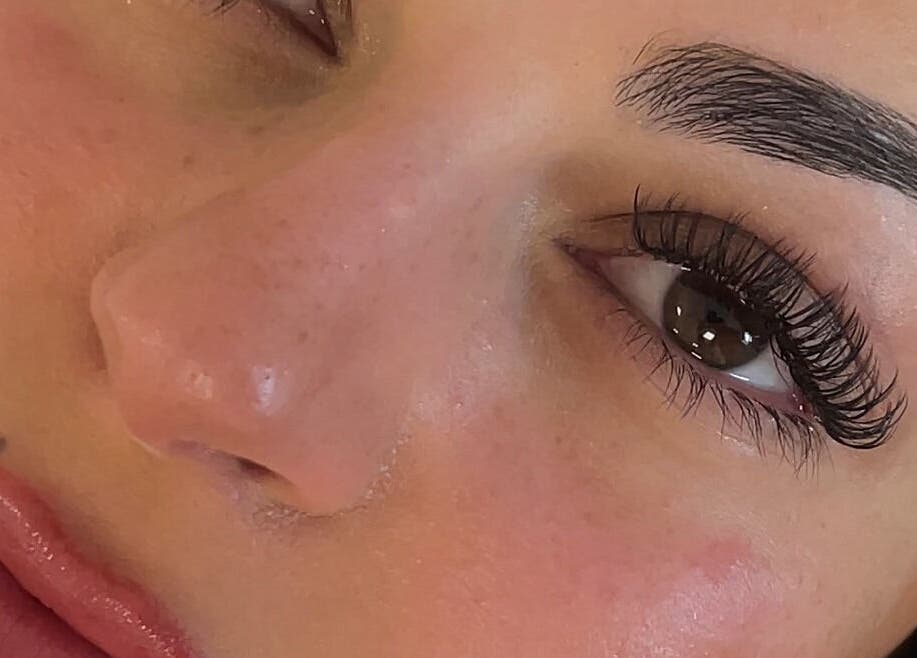 Nærbilde av luksusvipper på Skaiazone, Oslo, Oslo, NO, som viser perfekt formede øyevipper.