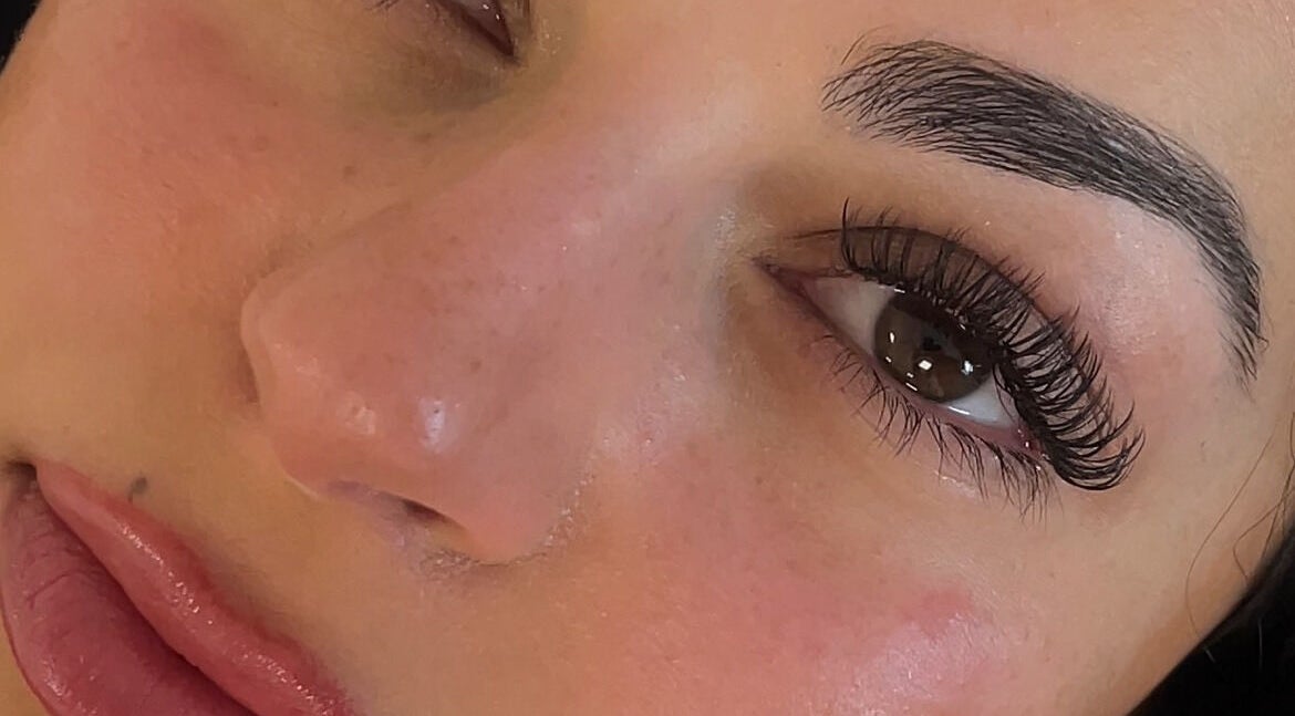 Nærbilde av luksusvipper på Skaiazone, Oslo, Oslo, NO, som viser perfekt formede øyevipper.