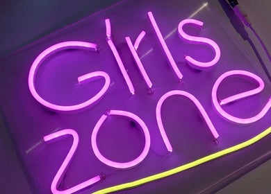 Letrero neón rosa que dice 'Girls zone' en Glow Secret, Ciudad Nezahualcóyotl, Estado De México, MX.