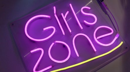 Letrero neón rosa que dice 'Girls zone' en Glow Secret, Ciudad Nezahualcóyotl, Estado De México, MX.