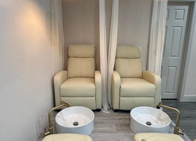 Comfortable pedicure chairs at Linduk by Lizzy, Cape Coral, Florida, US, providing luxury wellness experiences.