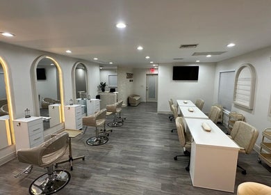Spacious salon at Linduk by Lizzy in Cape Coral, Florida, US with modern chairs and mirrors.