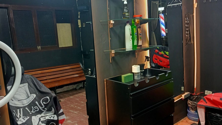 Interior de RESET-BARBER STUDIO en Santa Cruz De La Sierra, BO, mostrando estación de trabajo con productos.