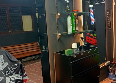 Interior de RESET-BARBER STUDIO en Santa Cruz De La Sierra, BO, mostrando estación de trabajo con productos.
