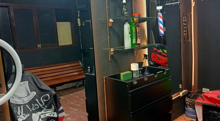 Interior de RESET-BARBER STUDIO en Santa Cruz De La Sierra, BO, mostrando estación de trabajo con productos.