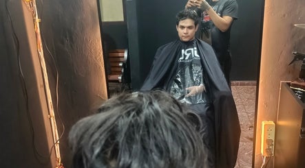 Cliente recibiendo un corte en RESET- BARBER STUDIO, Santa Cruz De La Sierra, Departamento De Santa Cruz, BO.