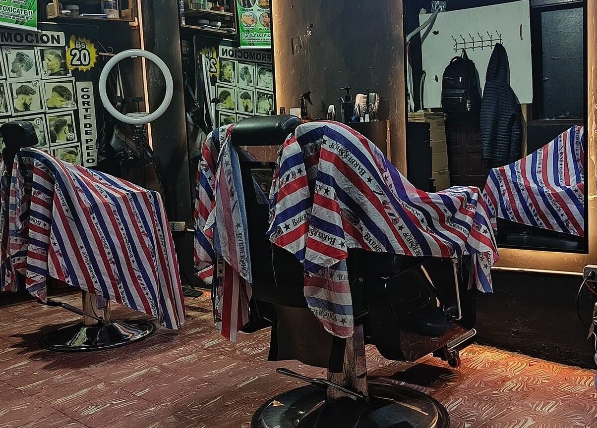 Interior de RESET- BARBER STUDIO en Santa Cruz De La Sierra, Departamento De Santa Cruz, BO, mostrando sillas de barbería.