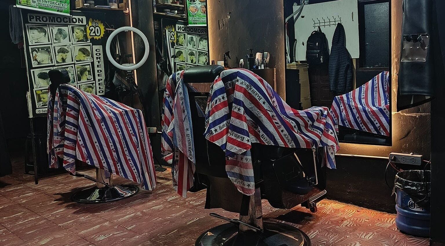 Interior de RESET- BARBER STUDIO en Santa Cruz De La Sierra, Departamento De Santa Cruz, BO, mostrando sillas de barbería.