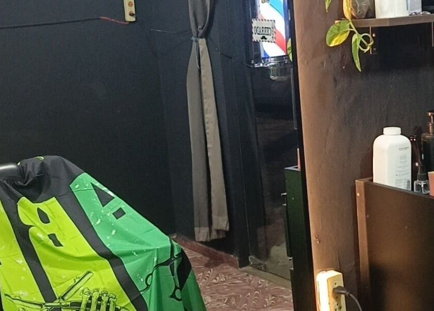 Interior de RESET- BARBER STUDIO en Santa Cruz De La Sierra, espacio acogedor y moderno para cortes de cabello.