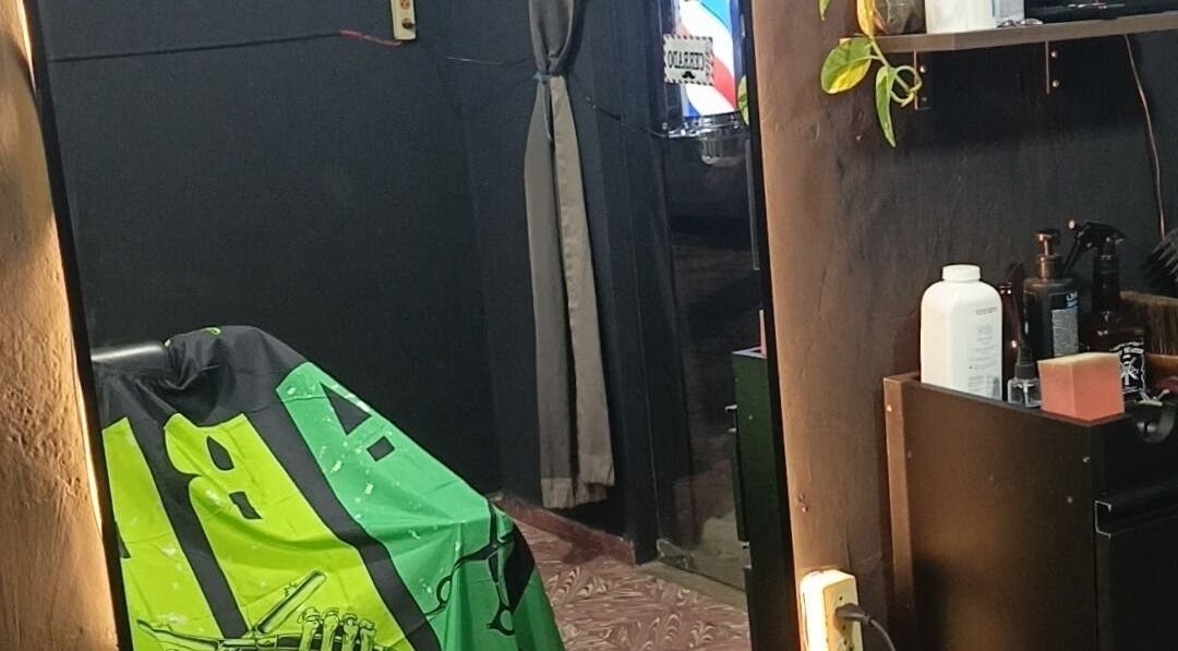 Interior de RESET- BARBER STUDIO en Santa Cruz De La Sierra, espacio acogedor y moderno para cortes de cabello.