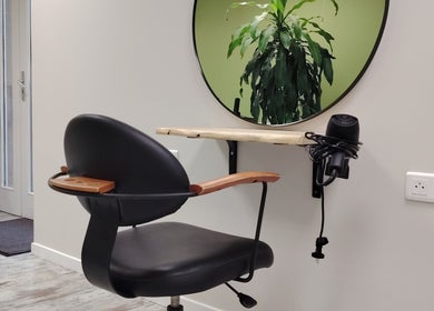 Chaise de coiffure moderne chez Coiffure Nature à Saint-médard-en-forez, Auvergne-rhône-alpes, FR avec miroir rond.