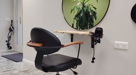 Coin salon élégant au Coiffure nature à Saint-médard-en-forez, Auvergne-rhône-alpes, FR, avec miroir et fauteuil.