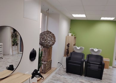 Intérieur moderne de Coiffure Nature à Saint-Médard-en-Forez, Auvergne-Rhône-Alpes, FR avec stations élégantes.