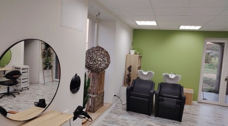 Intérieur moderne de Coiffure Nature à Saint-Médard-en-Forez, Auvergne-Rhône-Alpes, FR avec stations élégantes.