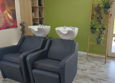 L'intérieur moderne de Coiffure Nature à Saint-Médard-en-Forez, Auvergne-Rhône-Alpes, FR avec bacs à shampooing.