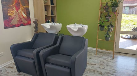 L'intérieur moderne de Coiffure Nature à Saint-Médard-en-Forez, Auvergne-Rhône-Alpes, FR avec bacs à shampooing.