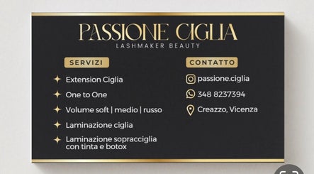 Servizi di bellezza Passione ciglia a Creazzo Vicenza, Veneto, IT su elegante sfondo nero.