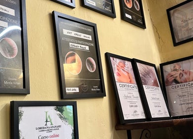 Certificati esposti su un muro presso Passione ciglia, Creazzo Vicenza, Veneto, IT.