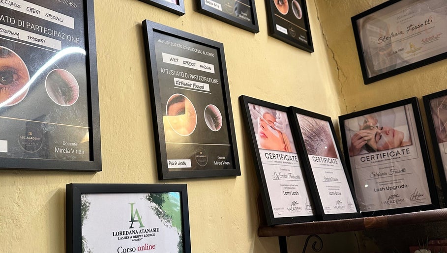 Parete di certificati a Passione ciglia, Creazzo Vicenza, Veneto, IT, che evidenzia la professionalità del salone.