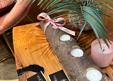 Decorazioni con candele su un tavolo a Passione ciglia, Creazzo Vicenza, Veneto, IT.