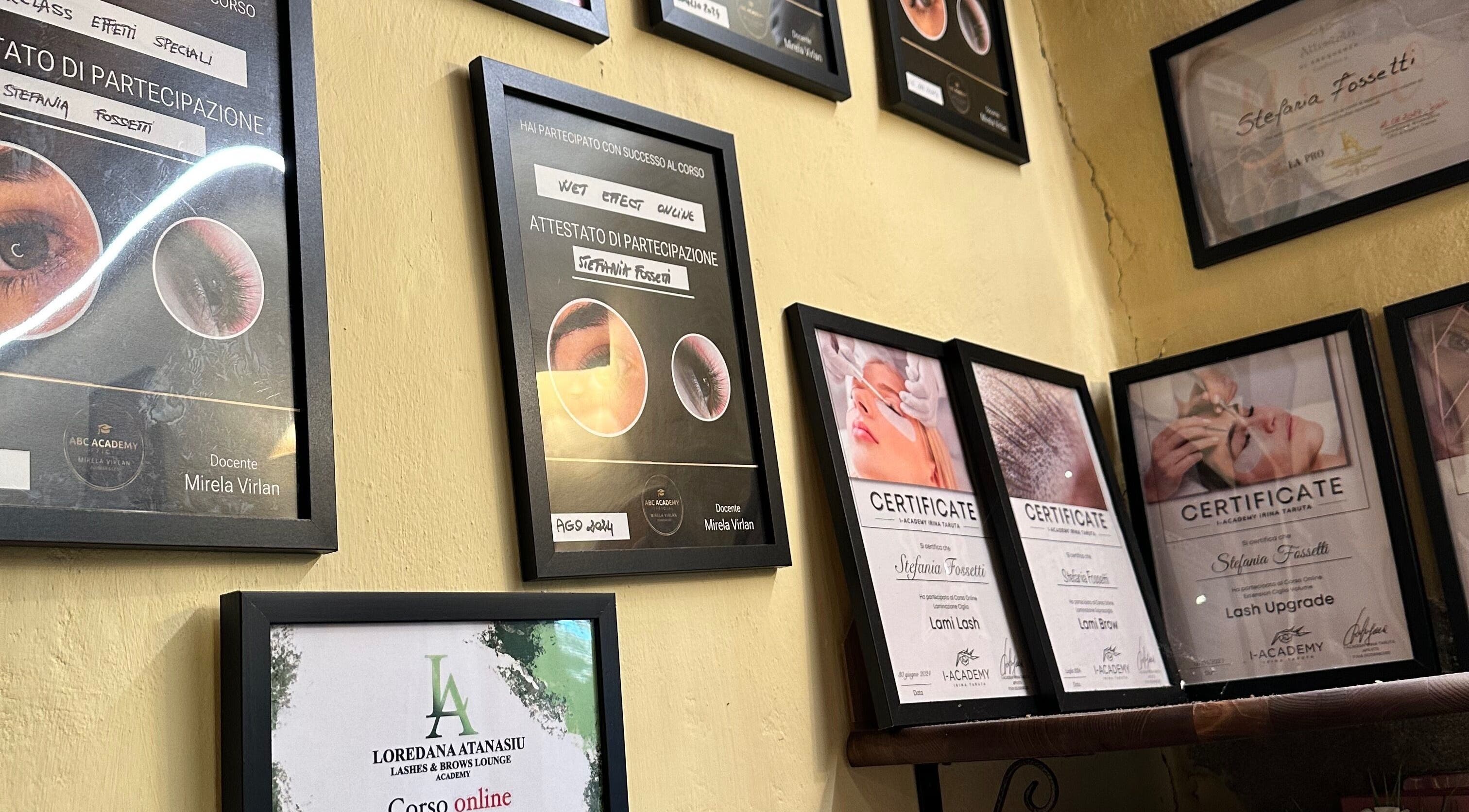 Certificati esposti presso Passione ciglia a Creazzo Vicenza, Veneto, IT.