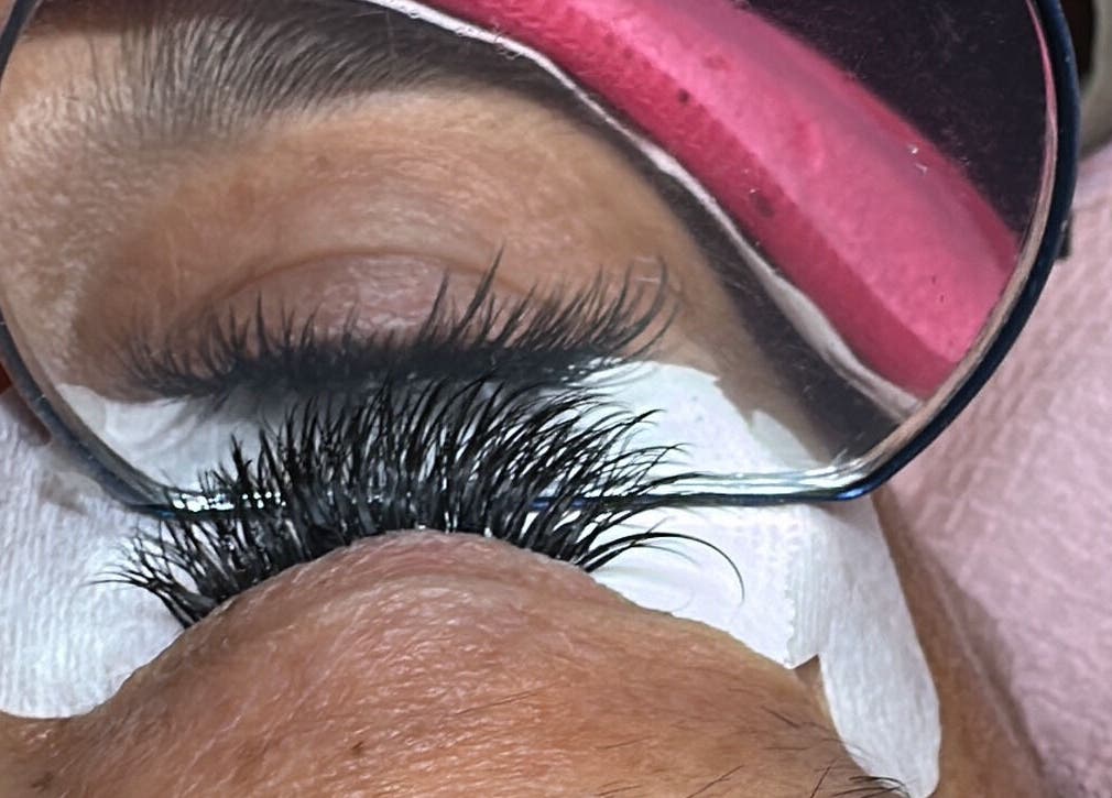 Applicazione extension ciglia a Passione ciglia, Creazzo Vicenza, Veneto, IT. Cura dettagliata per uno sguardo intenso.