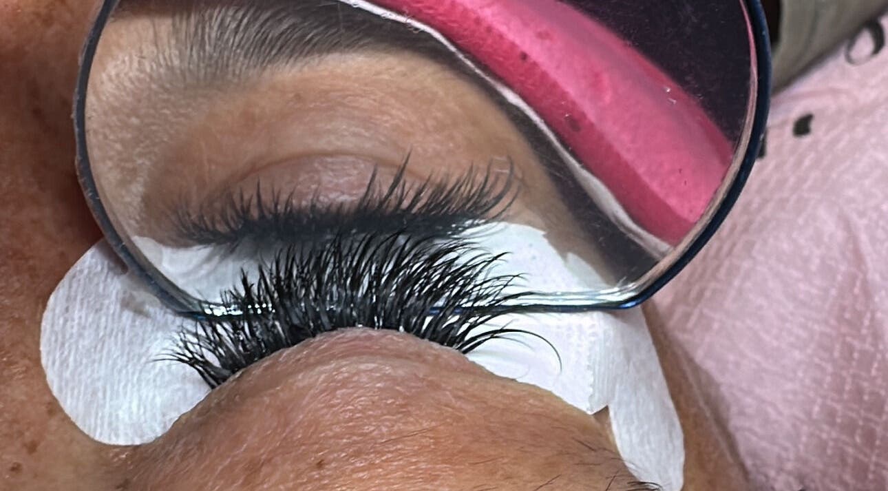 Applicazione extension ciglia a Passione ciglia, Creazzo Vicenza, Veneto, IT. Cura dettagliata per uno sguardo intenso.