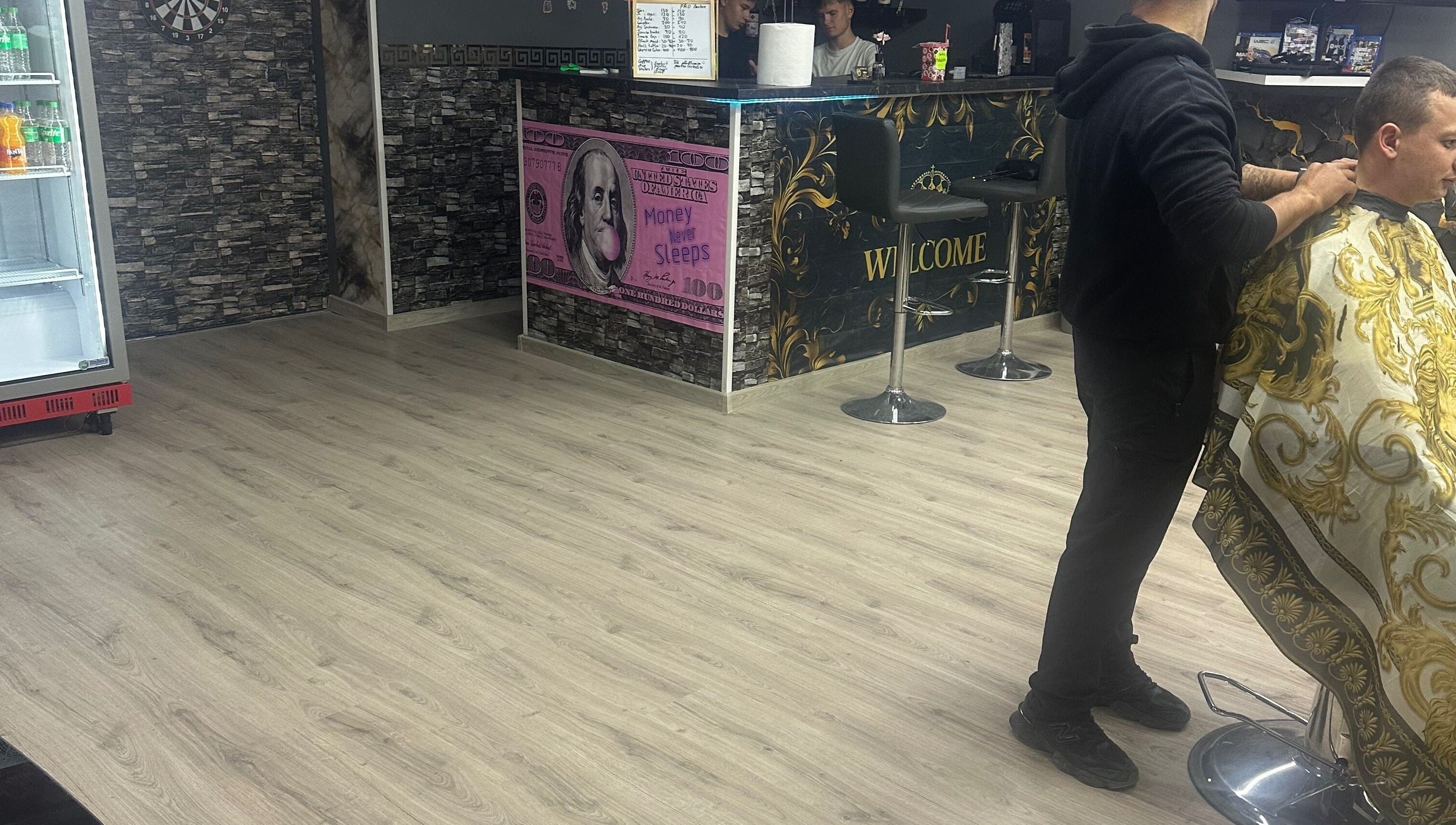 Frizerie modernă la Alpha Glow din Răzeni, Raionul Ialoveni, MD, cu decor distinctiv și servicii profesionale.