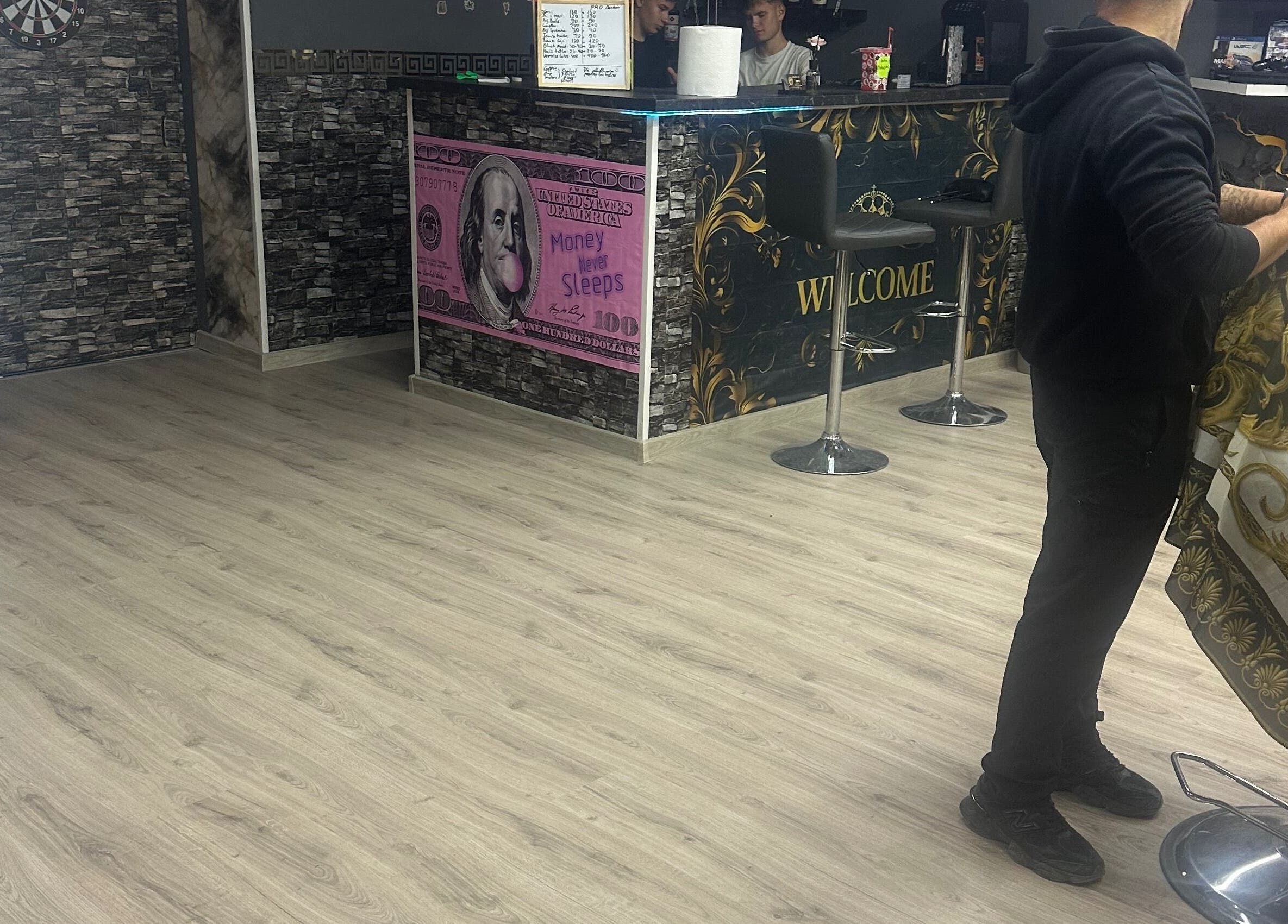 Frizerie modernă la Alpha Glow din Răzeni, Raionul Ialoveni, MD, cu decor distinctiv și servicii profesionale.