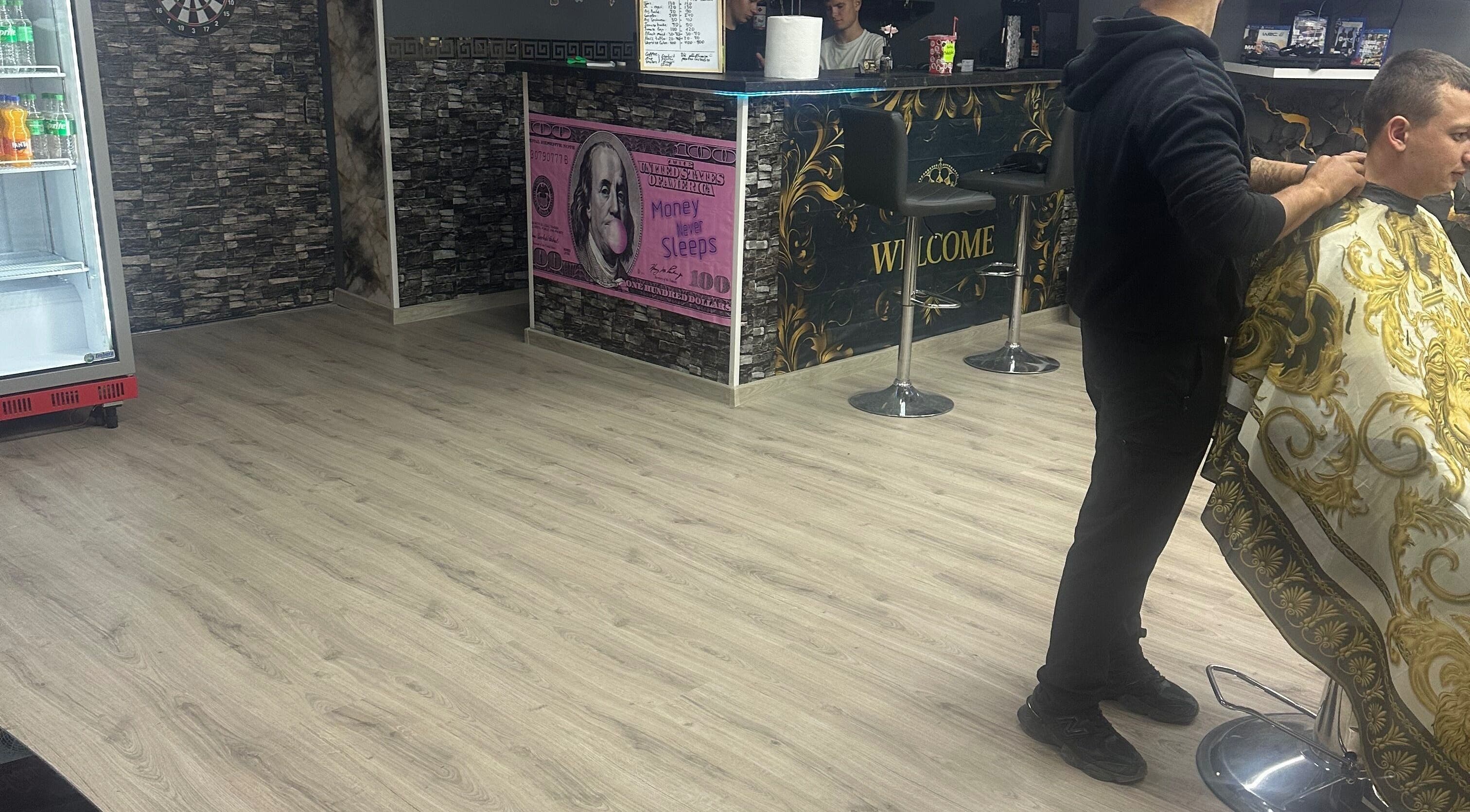 Frizerie modernă la Alpha Glow din Răzeni, Raionul Ialoveni, MD, cu decor distinctiv și servicii profesionale.