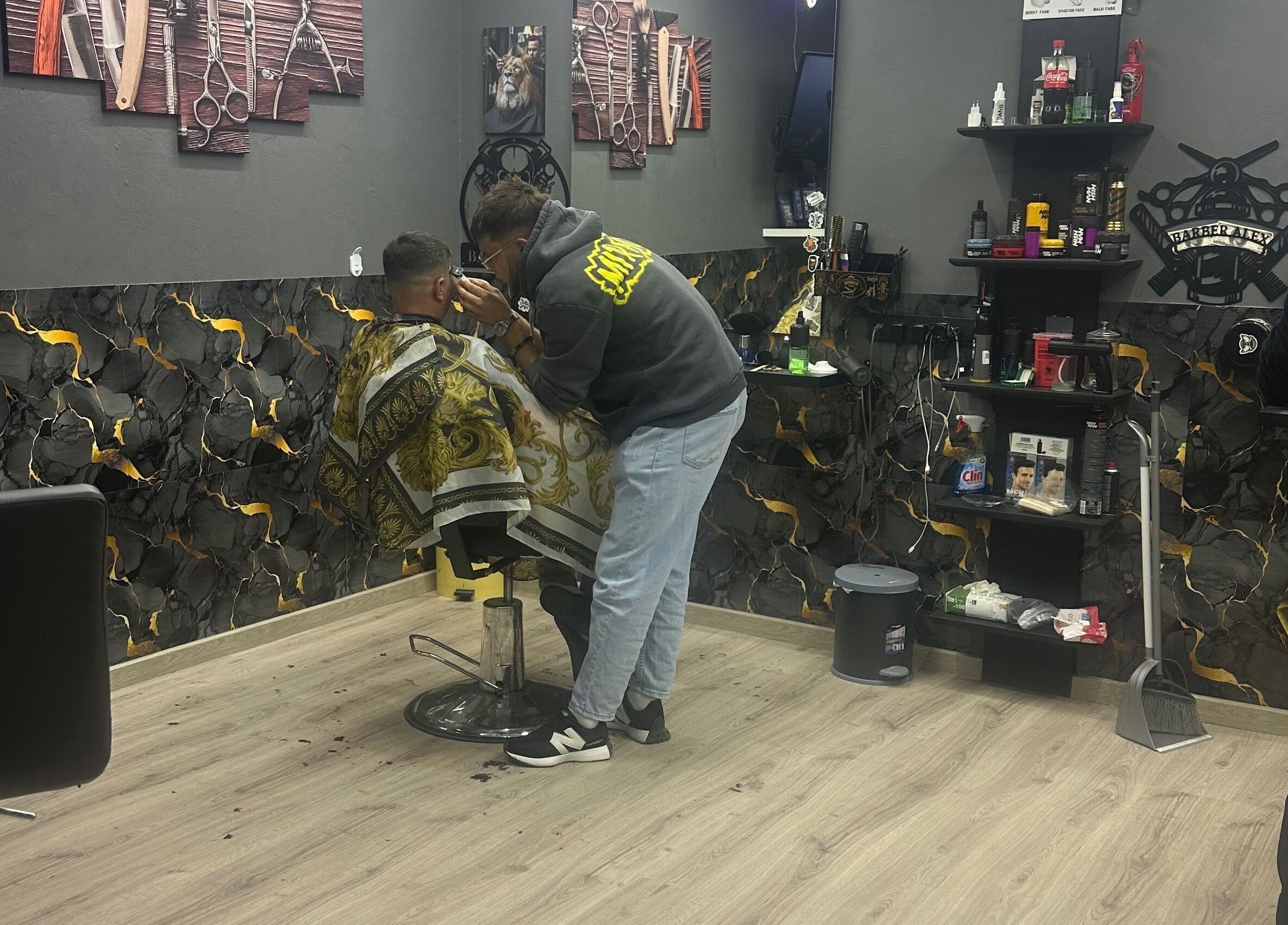 Barber oferind un tuns stilat la Alpha Glow, Răzeni, Raionul Ialoveni, MD.