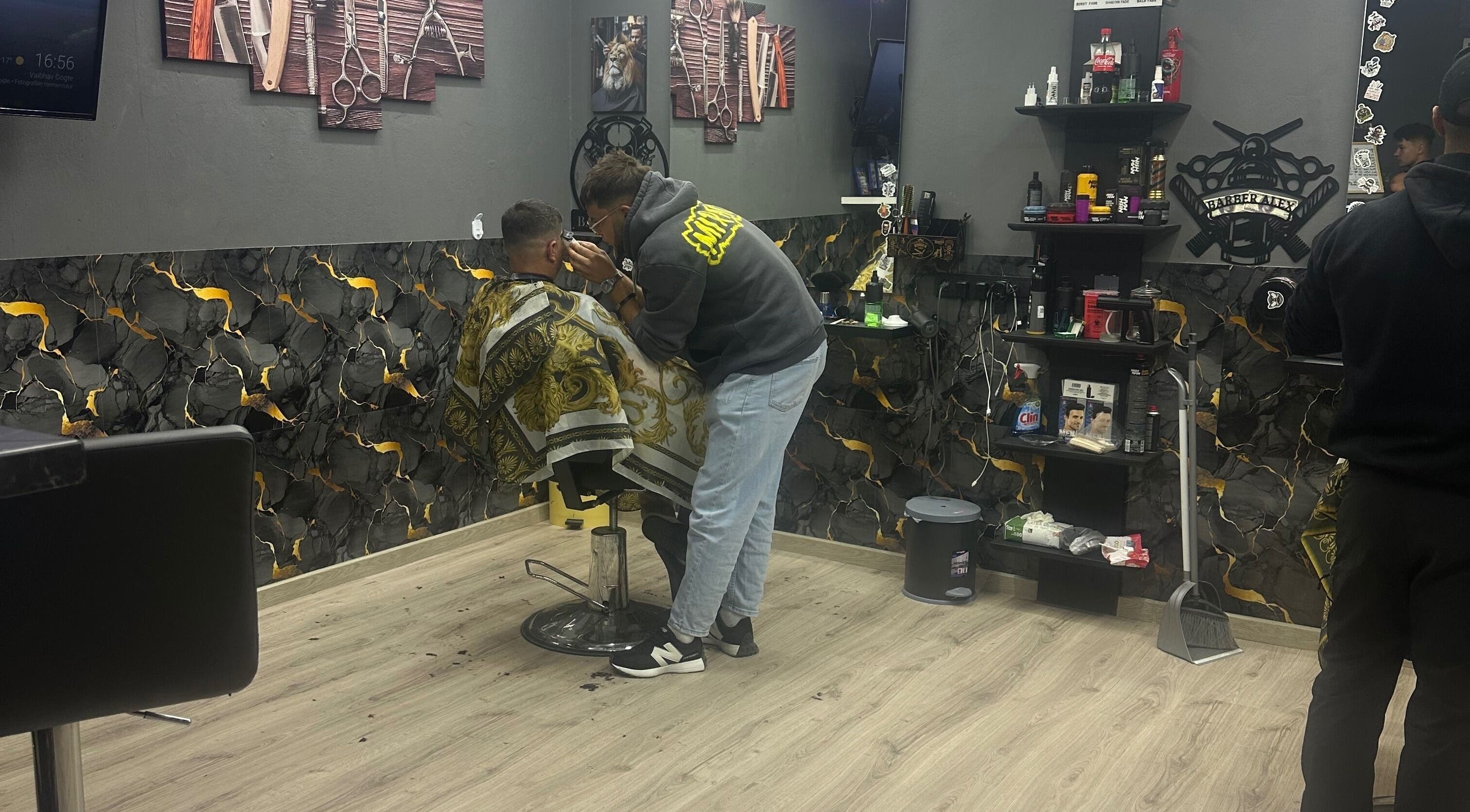 Barber oferind un tuns stilat la Alpha Glow, Răzeni, Raionul Ialoveni, MD.