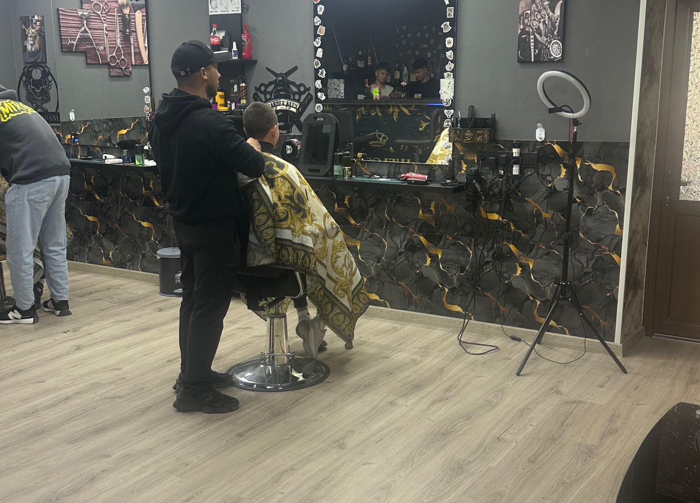 Interior modern al salonului Alpha Glow din Răzeni, Raionul Ialoveni, MD, cu stilist și clienți.